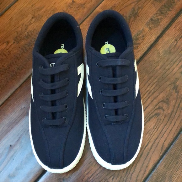 Tretorn Other - NWOB girl’s navy Tretorn canvas shoes size 3